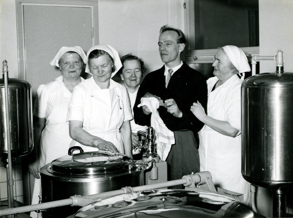 Edvin Jansson på sin 50-årsdag på Hjälmstaskolan. Här i köket tillsammans med kökspersonalen.