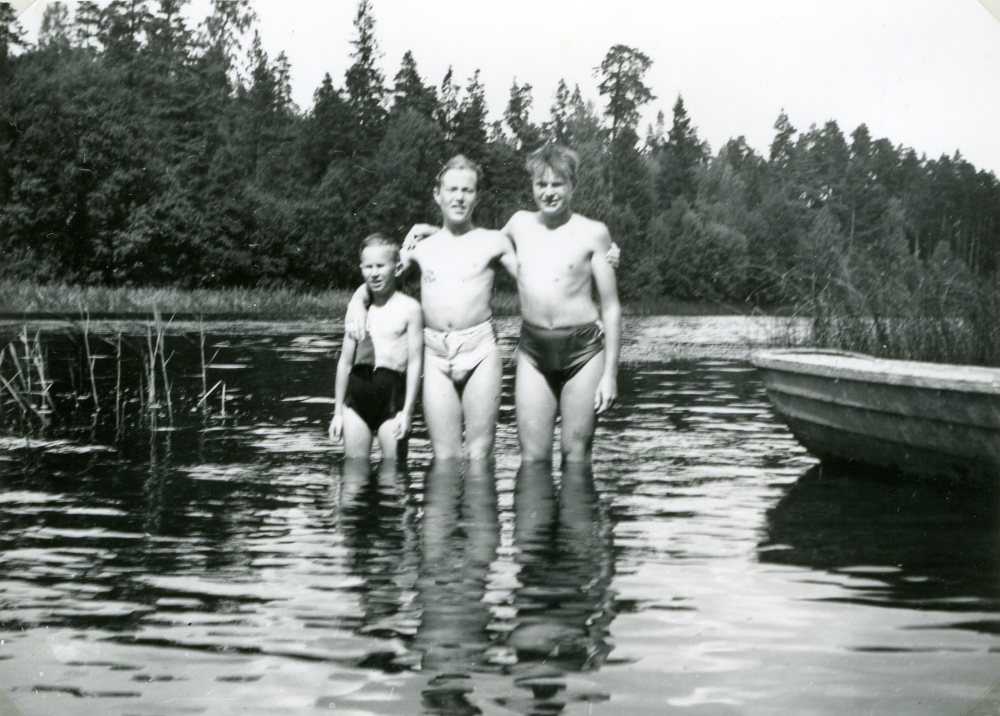 Bad i Kårstaviken i sjön Sparren. Från vänster: Timo Ekholm, Leif och Bertil.

Timo och hans lillebror Sami kom till Sverige som finska krigsbarn 1944. Timo adopterades senare av ägarparet på Ekskogens gård i Kårsta, Inez och Manfred Ekholm. Läs mer i Timo Ekholms bok Krigsbarn 40.