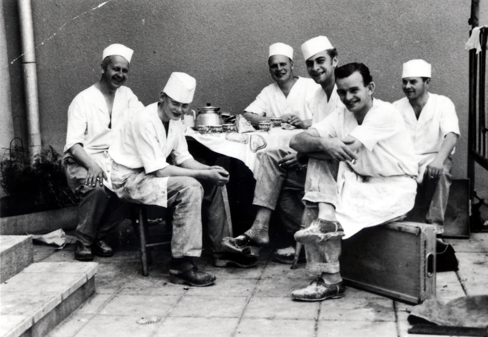 WT-bageriet stod färdigt 1955 och byggdes ut mot norr 1962.  Det byggdes och ägdes av Inga-Britt och Inge Englund, som också bodde i lägenheten ovanpå bageriet.   I bageriet bakade man från början kaffebröd, bakelser, tårtor och småkakor, som mest hade bageriet 19 anställda. Efter 1962 bakade man framförallt skorpor, 8 000 runda bullar i timmen, vilka delades och blev till 16 000 skorpor.  Skorporna var välkända och såldes ända ner till Skåne.  Stockholms landsting köpte 75 ton av skorporna varje år.  Här har bagarna kafferast, fr v sitter Inge Englund, ev Eklöf, Harry Karlsson, Ingemar Lodén, Stadler och Olle? Bolin. Bageriverksamheten lades ner vid årsskiftet 1975-76.