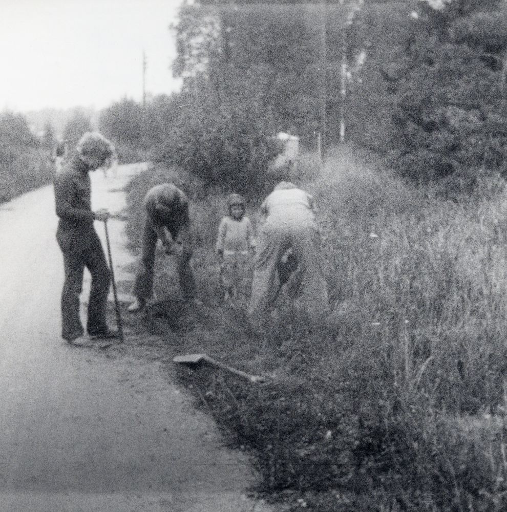 Medlemmar ur Museiföreningen Stockholm-Roslagens järnvägar river upp stickspåret som tidigare använts för transporter mellan Åby och Vallentuna tegelbruk ner till Vallentuna järnvägsstation.  Rälsen ligger numera som spår 2 på Bärby station längs museijärnvägen mellan Uppsala och Faringe.  Fr v Thomas Tell och Henrik Block.

Förmodligen annan fotograf!
