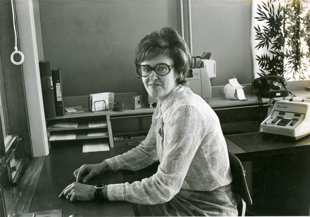 Det nya postkontoret i Kårsta har öppet en timma om dagen. Postens föreståndare fru Hewer bemannar.
•Fotografiet ingår i bildserien ”Vardagsliv i Vallentuna kommun” av Rachael Gough-Azmier & Gunilla Blomé, Haga Studios HB.
