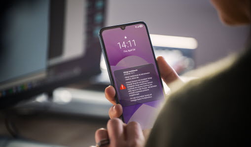 En mobiltelefon med ett SE Alert-meddelande.