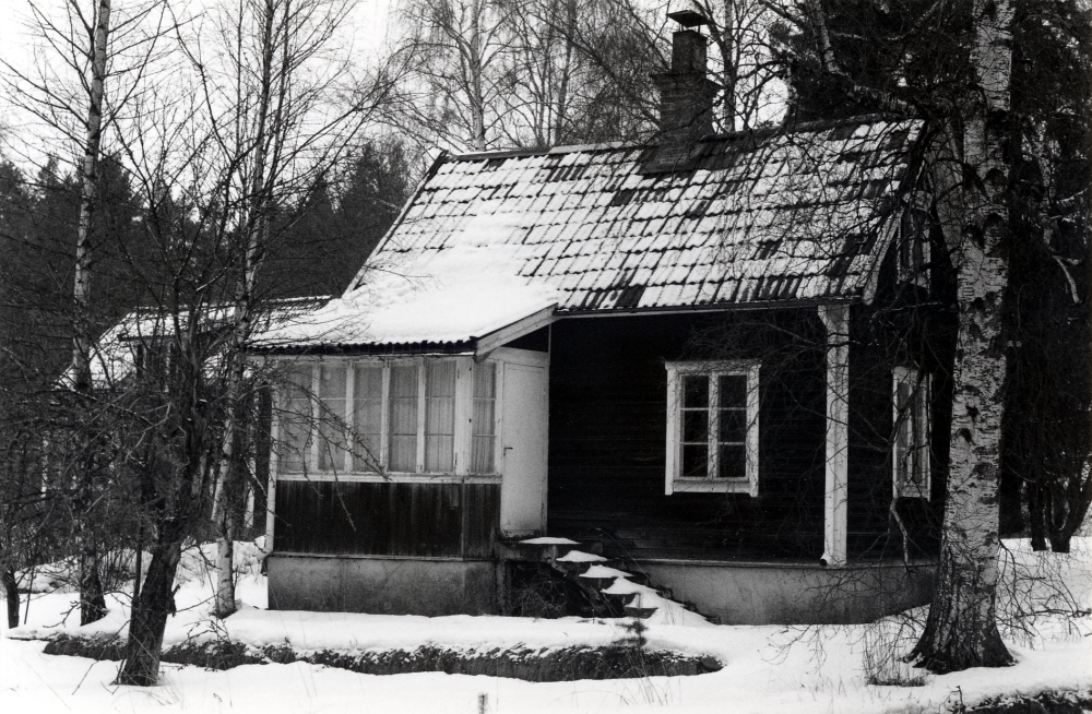 Gammal bebyggelse rivs eller bränns ner inför byggstarten av hus med bostadsrätter i Hagaområdet norr om Lingsbergsvägen. Detta var tredje huset sett från Lindholmsvägen upp på Lingsbergsvägen och låg bara fem meter från vägen