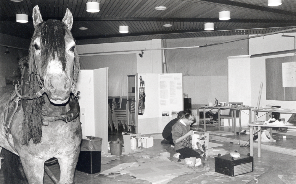 Människan och hästen – en utställning i Vallentunasalen 26 januari  – 15 mars 1993 av Eva Rahmqvist i samarbete med föreningar i Vallentuna och kulturförvalt- ningarna i Danderyd, Täby, Djursholm och Tyresö.  Utställningen visar hästens utveckling i människans närhet och tjänst.  Utställningsarbete pågår.  T v står Grane, fullskalig modell av en nordsvensk häst tillverkad av Eva Rahmqvist och Gunilla Vidstige