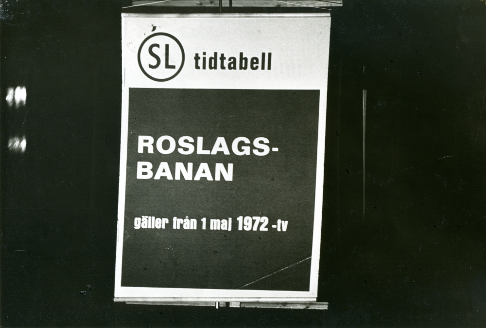 I juni 1973 visar SL:s tomma tidtabell att Roslagsbanans framtid är osäker.
•Fotografiet ingår i bildserien ”Vardagsliv i Vallentuna kommun” av Rachael Gough-Azmier & Gunilla Blomé, Haga Studios HB.