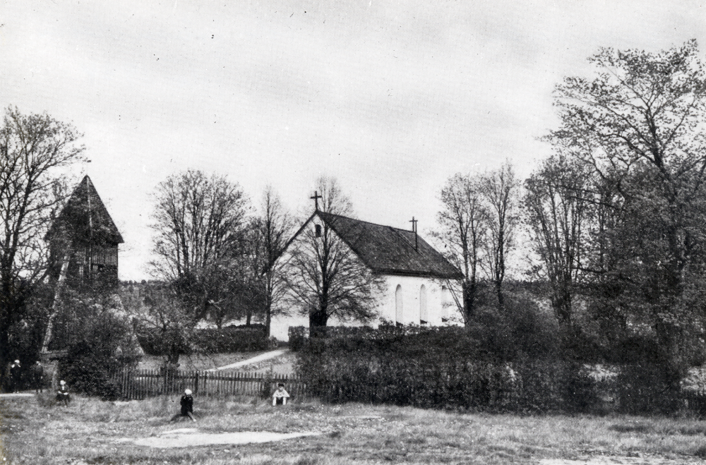 Vada kyrka med klockstapel t v