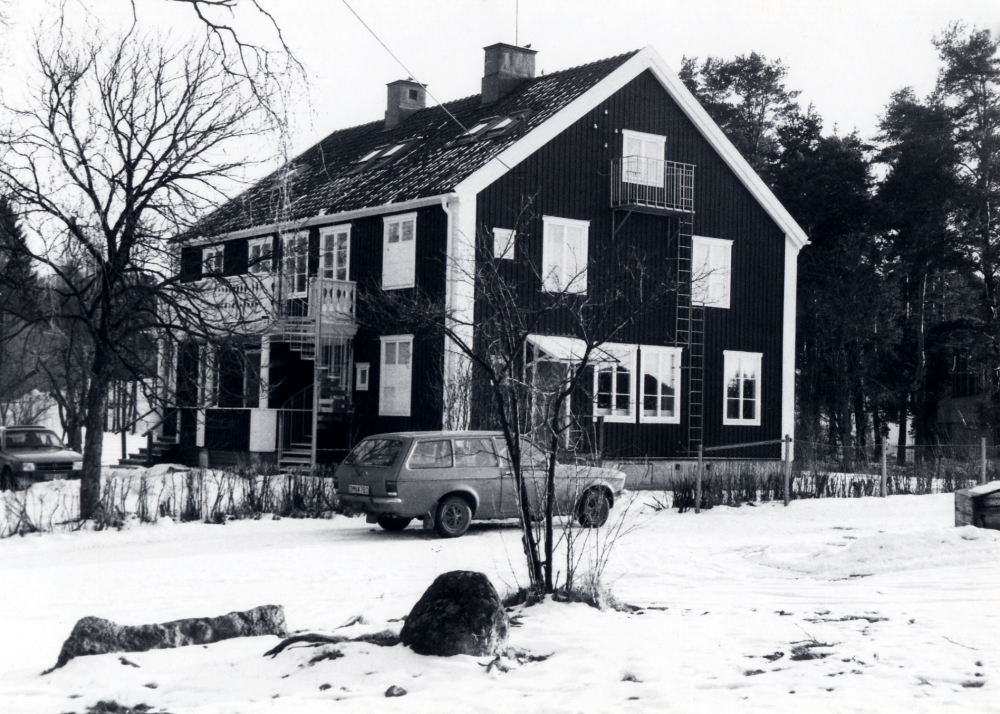 Detta hus vid  Skolvägen  var tidigare  Vallentuna ålderdomshem  innan Väsbygården byggdes. I huset finns nu  fritidslokaler  för elever i  Hjälmsta skola  samt  ABF:s expedition  och kurslokaler