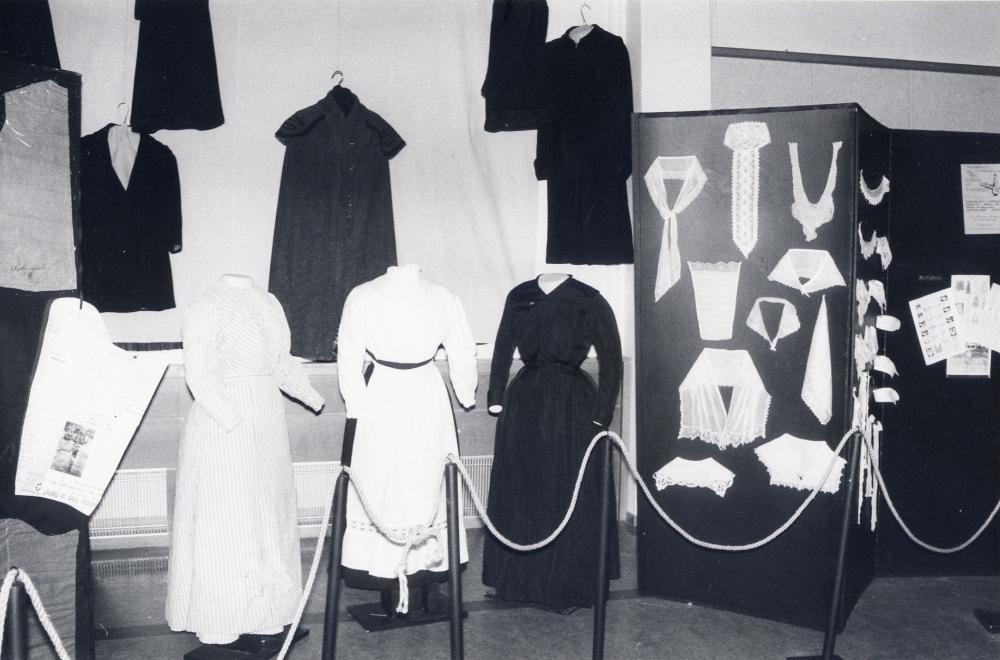 Kvinna på landsbygd - en utställning i Vallentunasalen 2 december 1991 till 31 januari 1992.  Till grund för utställningen är Tekla Johansson som levde på Oppgården i Kragsta 1858-1939, men även kvinnans liv i tiden, arbete och kläder visas.  Utställningen är sammanställd av Eva Rahmqvist med hjälp av Studieförbundet Vuxenskolan och Centerkvinnorna i Vallentuna. Här visas klänningar och kragar av tyg och spets.