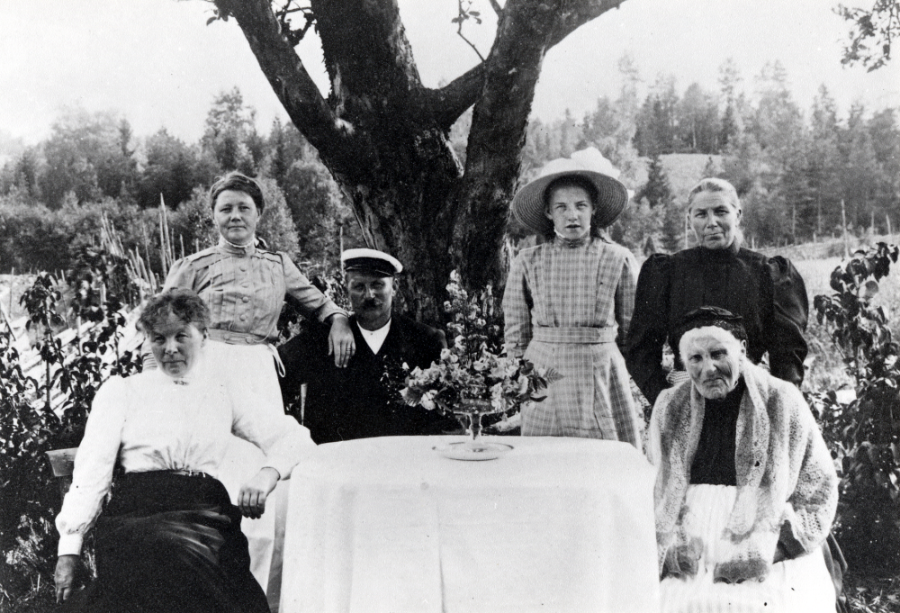 Runt bordet vid Väsby gård nuvarande Lidberga gård sitter fr v Sofie Pettersson, systern Frida Singman med maken Karl Singman, Astrid Lindberg, Fridas och Sofies syster Ina Pettersson samt änkan efter gårdens tidigare ägare Johanna Västman