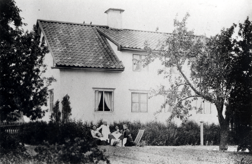 Lidberga gård i Össeby-Garn.

Uppgift om fotoår saknas.
