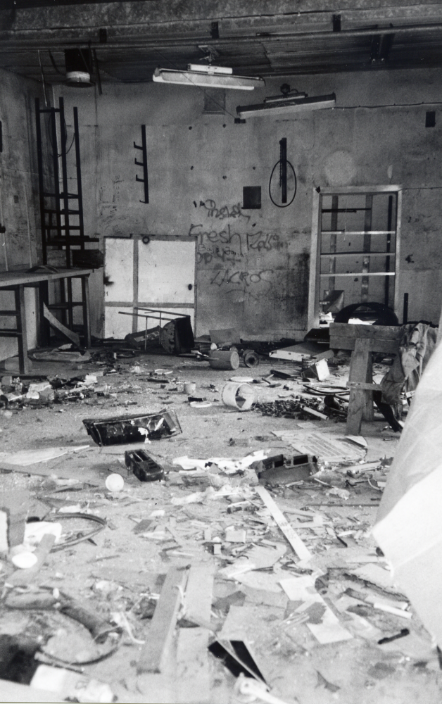 Vid Fågelsångsvägen i Bällsta ligger resterna av en gammal verkstad.  En man från Finland som hette Träsk drev ett grovplåtslageri i byggnaden.  Bl a blästrade han stålskrov till båtar.  På 1970- och 80-talen stod ofta gamla lastbilar från Mjölkcentralen runt verkstadshuset, samt då och då ganska stora stålskrov.  I slutet av 1990-talet har byggnaden blivit alltmer vandaliserad.  Verkstaden låg mittemot Lugnet, som var ett torp under Bällsta gård.  Där bodde, innan huset revs på 1970-talet, bröderna Eriksson med trassliga affärer