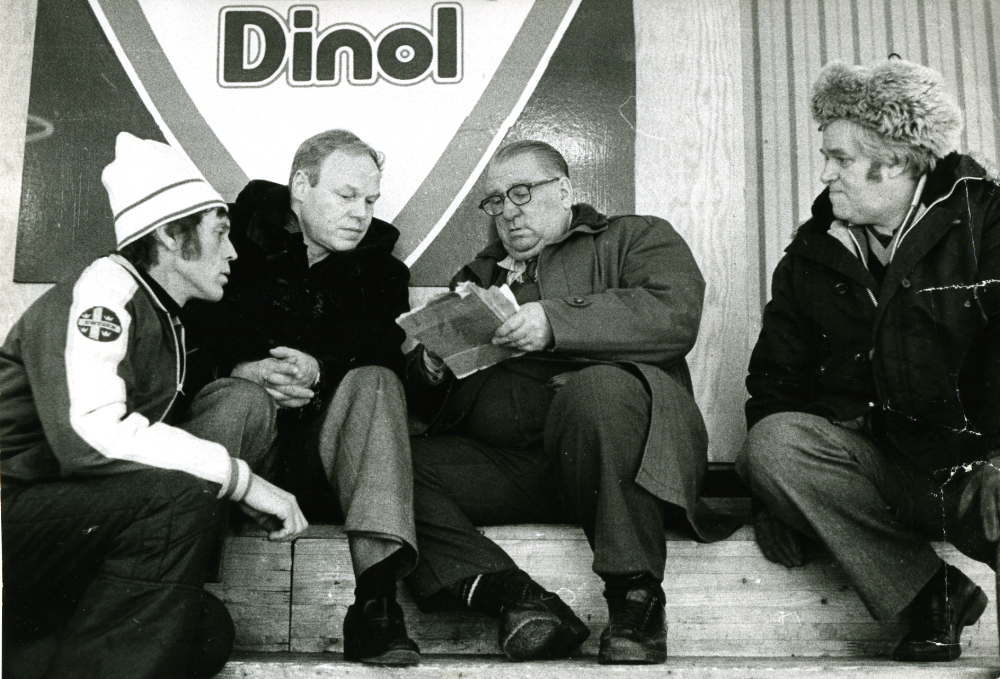 Bosse Billing hade lyckats få den världsberömda ishockeyspelaren och tränaren Anatolij Tarasov att komma till Vallentuna 1978-1979. Tarasov var den förste europeiske tränaren att 1974 upptas i NHLs Hockey Hall of Fame, ishockey museet i Toronto, Canada. Från vänster Joseph Spibey, Bosse Billing, Tarasov och Ingvar Öhrn i Vallentuna ishall.