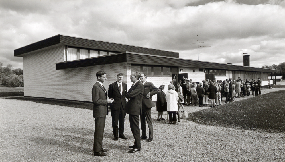 Gustav Vasaskolan vid invigningen i september 1969. På planen framför skolan står fr v länsskleinspektör Helldén, kommunalrådet Ingvar Lidskog, skolstyrelsens ordförande Ruben Baggström och dess vice ordförande Charles Pettersson. Barn från Markims småskola, Markim-Orkesta folkskola, Frösunda kyrkskola, Åvasta folkskola och Torsholma småskola flyttades till Gustav Vasaskolan.