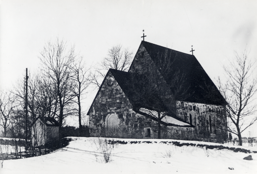 Össeby-Garns kyrka i vinterskrud.

Uppgift om fotoår saknas, men troligen första delen av 1900-talet.