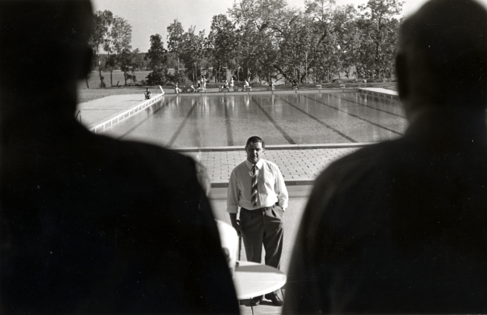 Kvarnbadet – friluftsbad med 3 bassänger vid  Väsby kvarn  och ovanför  Kyrkviken  i  Vallentunasjön   Kommunalfullmäktiges ordförande   Bertil Tillborg  talar vid invigningen den 10 juni 1970. Bakom honom syns den stora 50-metersbassängen och i bakgrunden Kyrkvikens vatten.