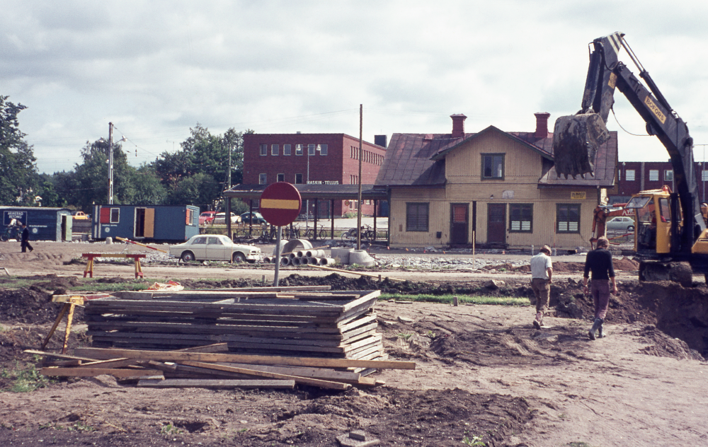 Rivningen av Vallentuna stationshus ska snart påbörjas. Bakom stationshuset syns Maskin-Tellus byggnad med verkstäder.