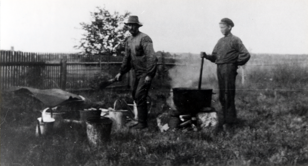 Arrendator Gustav Glassel kokar rödfärg tillsammans med sonen Josef vid Ormsta gård

Olika namnuppgifter lämnade:  Pojkens namn är Valentin Nilsson