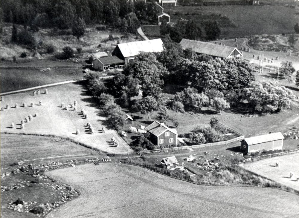 Ägaren av Ormsta gård tegelfabrikör Axel Lundqvist sålde gården, som då arrenderades av Gustav Sundman, till Vallentuna kommun som styckade marken till tomter för enfamiljshus