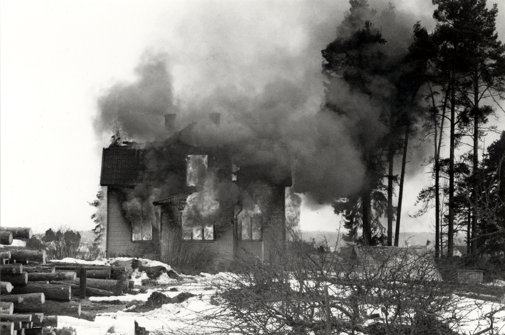 Gammal bebyggelse rivs eller bränns ner inför byggstarten av  hus med bostadsrätter i Hagaområdet norr om Lingsbergsvägen.  Huset låg mellan det gula hus som finns kvar 1998 och Karlavägens gamla sträckning