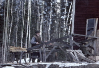 Rikard Karlsson tillverkar vassmattor. John och Svea Rundqvist flyttade från Hässelby 1942 och köpte Ensta gård i Ormsta. Där bedrev de grönsaksodling fram till 1972 då området bebyggdes.