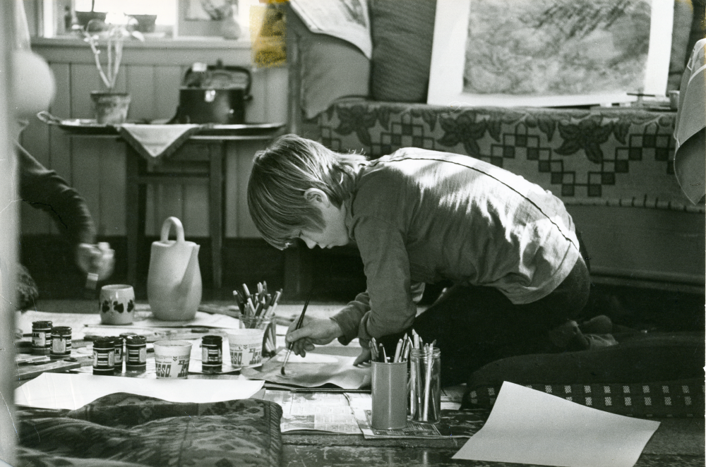 Målarskola för barn på Hagagården. En av deltagarna är Stephan Hahn, som sitter på golvet och målar.

•Fotografiet ingår i bildserien ”Vardagsliv i Vallentuna kommun” av Rachael Gough-Azmier & Gunilla Blomé, Haga Studios HB.