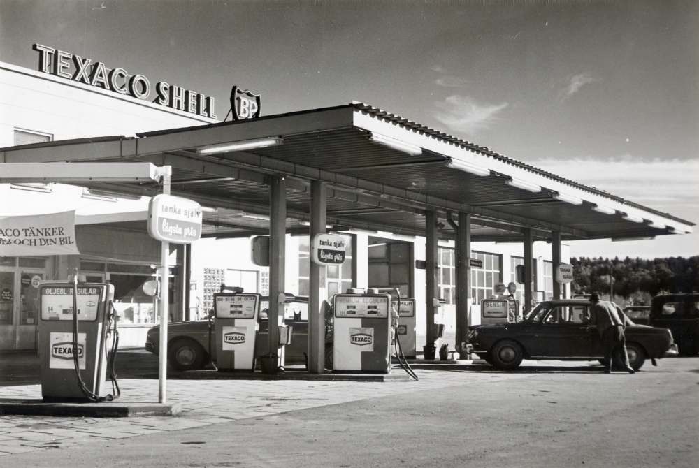 Vallentuna motor med bensinstation ligger i industriområdet intill Vallentuna järnvägsstation. Innehavare och ägare är Karl Noreen med hustrun Rut och sönerna Kjell och Lars