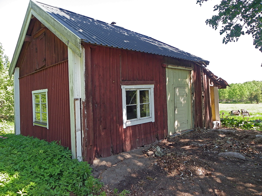 Torpet Sundbyberg, senare tillbyggnader har tagits ned. Torpet Sundbyberg låg längs Sundbyvägens förlängning norrut, på Sundby 4. Torpet ägdes länge av Vallentuna kommun, men såldes 2012 till en privatperson.

Torpet nämns första gången 1840 då den förste – och ende – torparen flyttade in. Efter bara två år flyttade han med sin hustru (som var soldatdotter Rahm) till Ramsta. Därefter stod torpet tomt några år innan det började användas som bostad åt gifta drängar på Sundby. Från slutet av andra världskriget har huset hyrts ut som fritidsbostad.

2013 revs torpet för att ge plats åt Sundby Naturhus, en träbyggnad inne i ett växthus. Det stod färdigt 2018.

Under taket fanns ett sovloft som bara gick att nå utifrån. Själva huset bestod av ett enda rum med en stor spis i nordöstra hörnet. Det byggdes sedan på i flera omgångar utan att förändra grundstrukturen. Många av väggarna visade sig svårt skadade av röta eller felaktiga reparationer då huset revs. Isoleringen i innertaket bestod av näver, lera och mossa. I väggarna fanns främst väggmossa, men också en del vitmossa och björnmossa. I några av hörnorna utökades isoleringen med avlagda kläder. 

Yttertaket hade ursprungligen varit spåntak. 2012 bestod det av plåt men med så mycket kvar av det ursprungliga taket att det gick att se hur det varit konstruerat. I sydvästra hörnet låg ovanpå första stockvarvet ett helt pulvriserat föremål av bränd lera. Ofta stoppades ett föremål in efter första varvet för att ge lycka åt dem som bodde där. Det kunde vara en barnsko eller ett mynt. Kan föremålet i Sundbyberg ha varit ett hjärta av bränd lera?