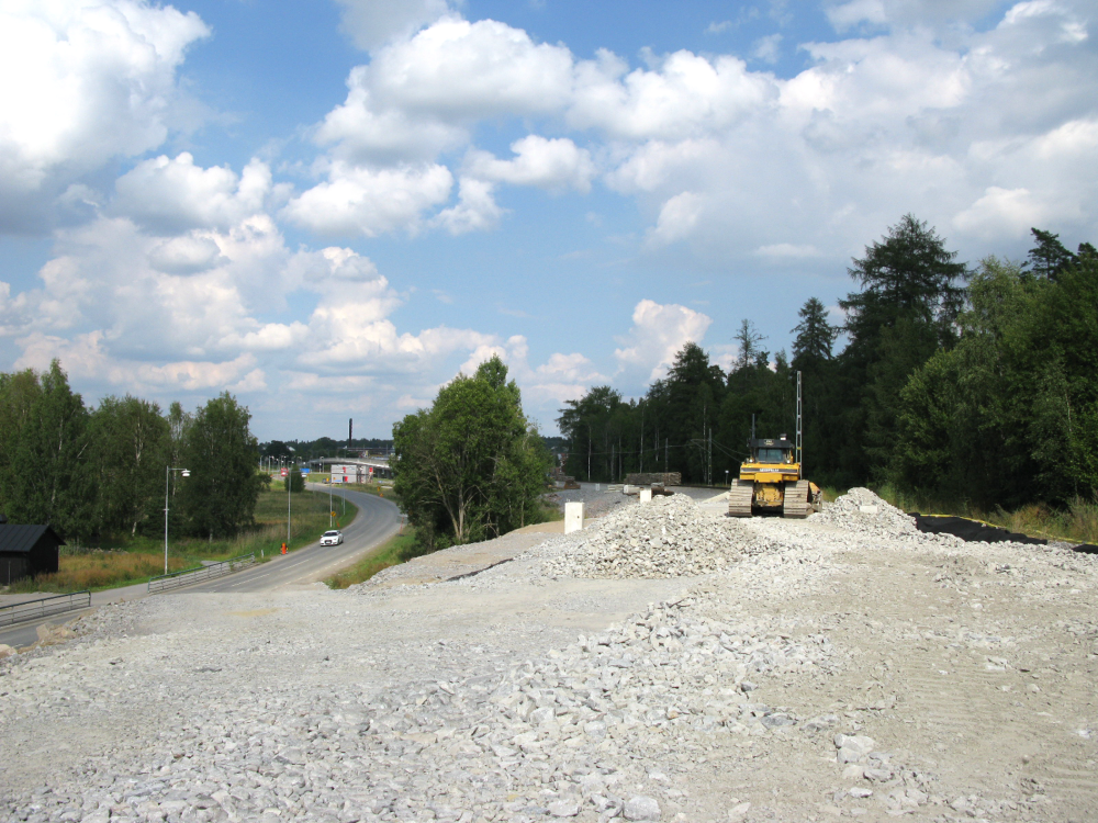 Roslagsbanan och Stockholmsvägen byggs om mellan april 2014 och februari 2015. Utsikt från den blivande banvallen mot Vallentuna centrum.