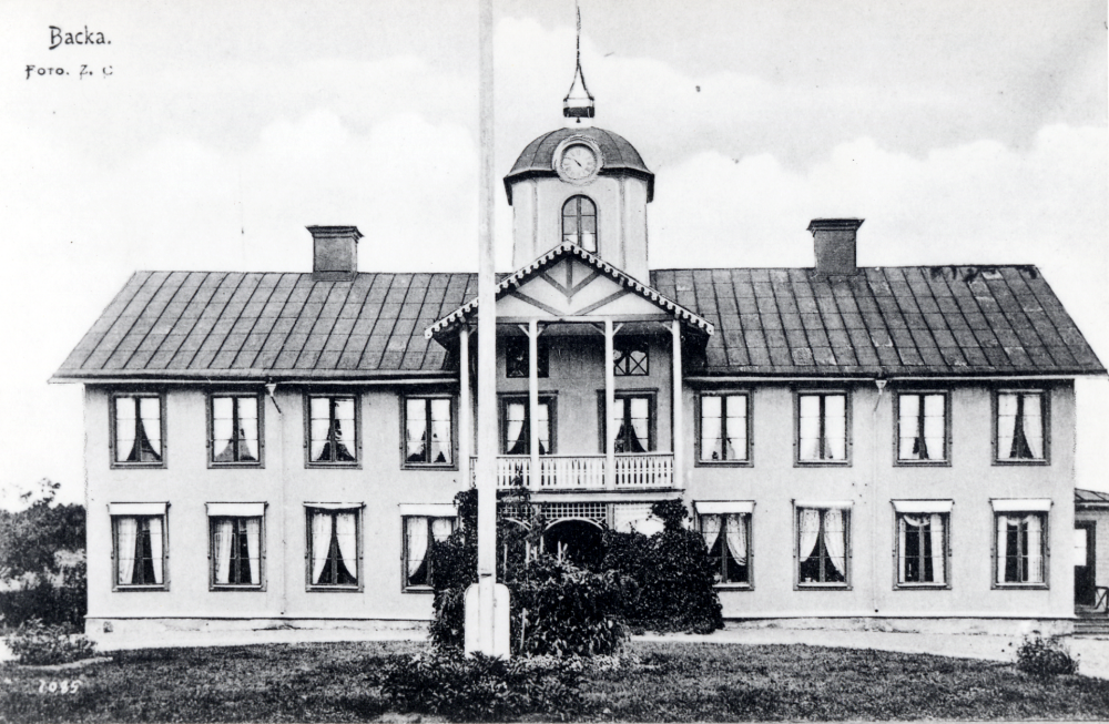 Mangårdsbyggnaden vid Backa gård uppfördes ca 1840. Nuvarande ägaren Erik Lindgren köpte gården 1943. Hans far Sven Lindgren ägde gården i början av 1900-talet. Stockholms stads landsting köpte gården och Eriks son Johan återköpte den i sin tur