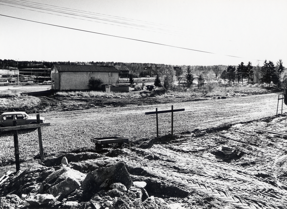 Pingstkyrkans byggplats norr om Vallentuna centrum hösten 1978. I bakgrunden Centrum-Bio t v och långt borta t h skymtar Tellus-Maskins lokaler