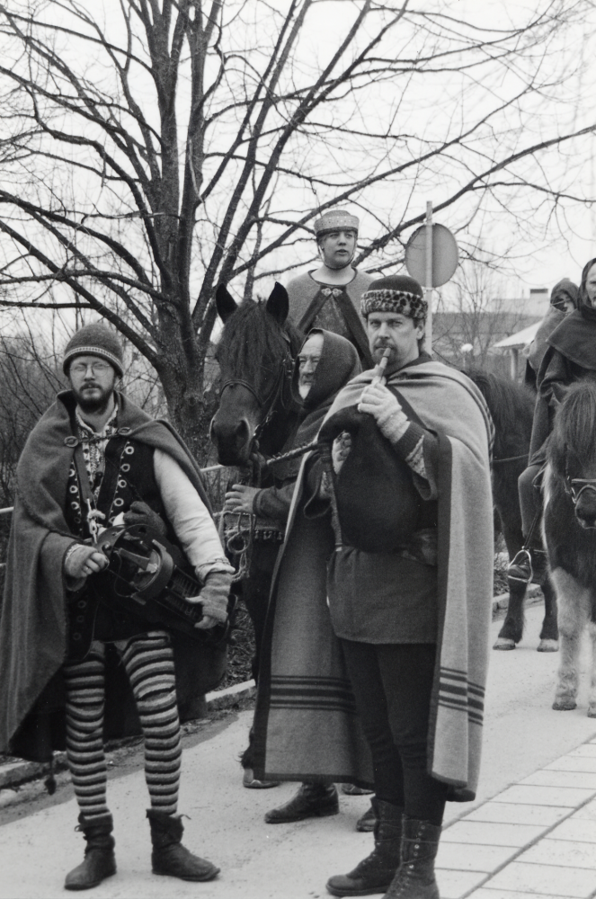 Vallentuna fyller 800 år.  I Vallentunakalendariet, Sveriges äldsta bok,  finns året 1198 antecknat, detta år ligger till grund för jubileet.  Jubileumsfirandet inleddes på Tuna torg med invigning av landshövding Ulf Adelsohn och kommunalrådet Birgitta Almlöf.  Mycket folk hade samlats på torget.  I festligheterna deltog bl a ett följe av spelmän och en  parad med hästar, där ryttarna var medeltidsklädda.  I förgrunden t v spelar Per Runberg vevlira.  Mannen i mitten med huva är Karl Erik Andersson från Artinge i Markim.  En kör sjöng gregorianska sånger
