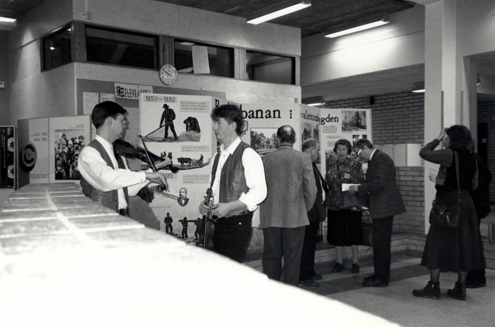 Stockholms läns hembygdsförbund har årsmöte och 25-års jubileum i Vallentuna gymnasium 25 mars 1995.  Vallentuna hembygdsförening och Vallentuna kulturförvaltning  är värdar med utställningar, program och musikunderhållning.