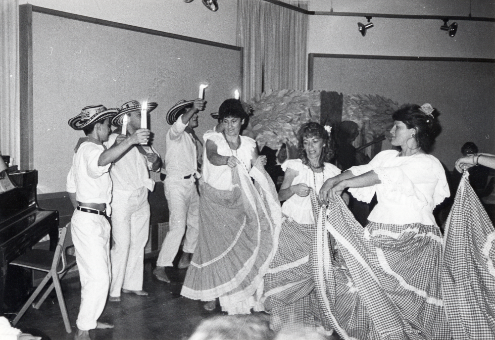 Internationellt viscafé  i  Vallentunasalen   Latinamerikanska danser  ?????