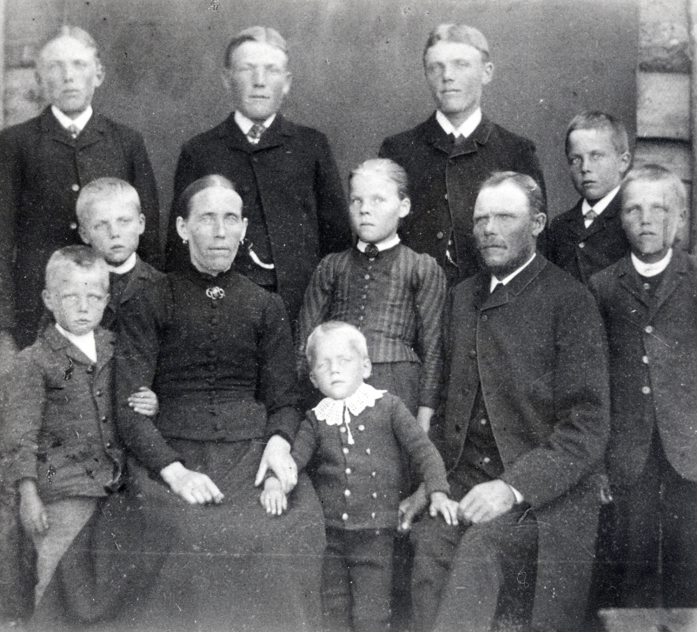 Karl Johan Johansson, * 1844-12-15 med hustrun Margareta Emilia Jansdotter, * 1850-02-17. Paret gifte sig 29 december 1868 och var bosatta på Ekskogens gård. Barnen hette Klas Hilmer Heribert * 1869-02-04, Carl Joel Enok * 1872-01-26, John Hildor * 1873-12-23, Jean Algot * 1876-01-15, Georg Anton Sigfrid * 1878-02-15, Thyra Hilma Georgina * 1880-01-07 Johan Otto Zephyrimus * 1881-06-26, Fritz Leonard * 1884-09-27, Sven Paul * 1887-01-26 och Gunnar Henning Fridolf * 1892-03-12.  Är fotografiet från 1892 kan den yngste sonen ej vara med på bilden, ännu inte född?  Familjen hade dessutom två flickor som dog i späd ålder, Elin Emilia Sofia * 1870-08-08 död 1871-02-23 och Frida Ingeborg * 1882-12-25 död 1882-12-30