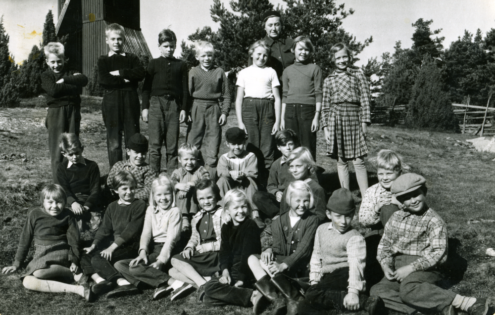 Klass 3 och 4 i Kårsta skola mellanskolan, läsåret 1955-1956.
Från vänster, övre raden: Tommy Söder, Torbjörn Eriksson, Roland Eriksson, Urpo Tanskanen, Maj Forsman, lärarinnan Anna Sjöblom, Lena Lundin och Marianne Ljungstedt. 
Mittenraden: Anders Lindgren, Anders Andersson, Tommy Sand, Lars Söderström, Alf Eriksson, Monica Esterling och Lennart Jansson. 
Nedersta raden: Birgitta Forsberg, Åse Hellberg, Ingrid Wennström, Maud Brännlund,  Eja Tanskanen, Eva Andersson, Bengt Johansson och Olle Sjöblom.
Uppgifter och original: Roland Eriksson