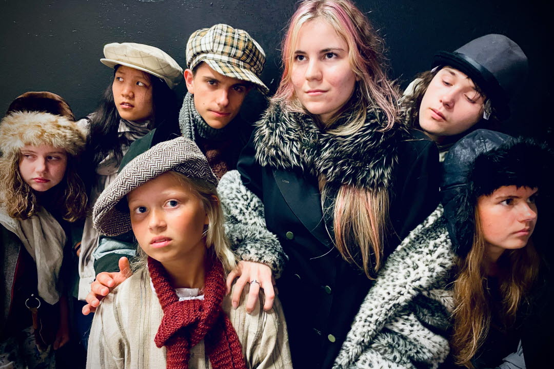 Elever som spelar i Tjuvarnas jul.