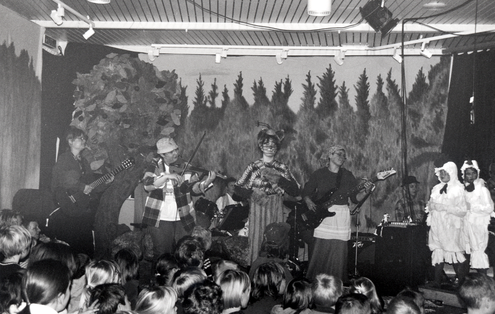 Vallentuna Kulturskola visar föreställningen Pettson och hans vänner i Vallentunasalen.  Manus och regi: Anette Fahlcrantz (orginalbilderböcker av  Sven Nordqvist), scenografi och dekor: Eva Rahmqvist, sånginstudering: Ann Forkelid, musik Sven Hedman från Pettson och Findus sångbok.  På scenen står fr v gitarr Helena Björzén, fiol Eva Fredljung, katten Findus Hannah Welander, bas Ulla Carolusson, trummor Robin Bengtsberg, keybord Marcus Maiorana samt två hönor