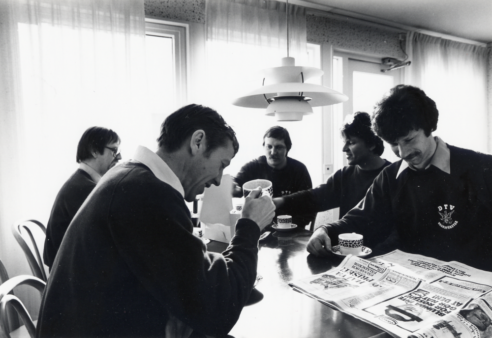 Kaffepaus i brandstationens personalrum
Sittande från vänster är Lars-Erik Jansson, Lars Karlsson, Bo Nordström, Thomas Pettersson och Per Pettersson.
Vallentuna brandstation  vid  Lindholmsvägen  invigdes 1979.