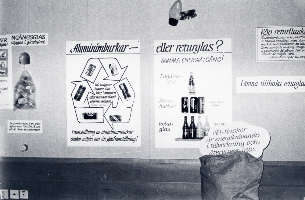Handla miljövänligt - en utställning i Vallentunasalen i april 1990. Affischer informerar om aluminiumburkar eller returglas