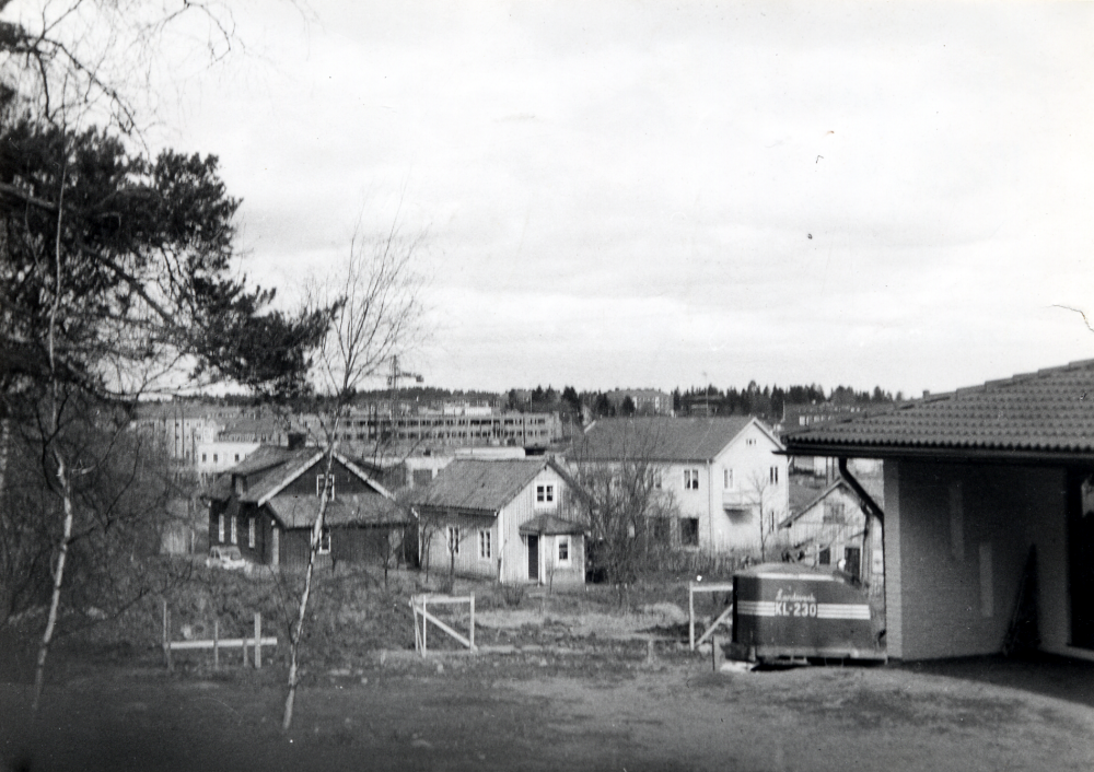 Vy över Vallentuna från  Skolvägen   Fattistubacken          Jfr fotografi 010 04 05: 002 taget vid samma ställe 80 år tidigare monterade på samma kartong