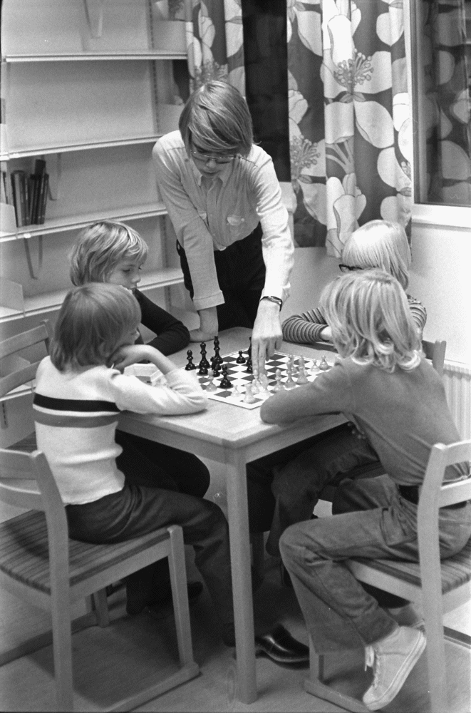 Vallentuna Schackklubb anordnar turnering för barn på Vallentuna bibliotek.
•Fotografiet ingår i bildserien ”Vardagsliv i Vallentuna kommun” av Rachael Gough-Azmier & Gunilla Blomé, Haga Studios HB.
