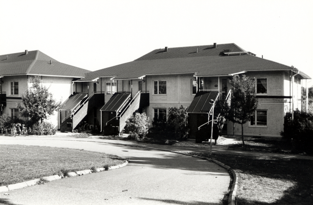 Bostadsområdet Bällsta gård med bostadsrättslägenheter i olika storlekar.  Här låg tidigare bl a Liljeholmens cementvarufabrik