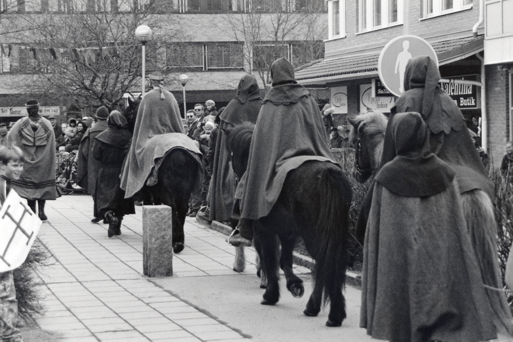 Vallentuna fyller 800 år.  I Vallentunakalendariet, Sveriges äldsta bok,  finns året 1198 antecknat, detta år ligger till grund för jubileet.  Jubileumsfirandet inleddes på Tuna torg med invigning av landshövding Ulf Adelsohn och kommunalrådet Birgitta Almlöf.  Mycket folk hade samlats på torget.  I festligheterna deltog bl a ett följe av spelmän och en  parad med hästar, där ryttarna var medeltidsklädda