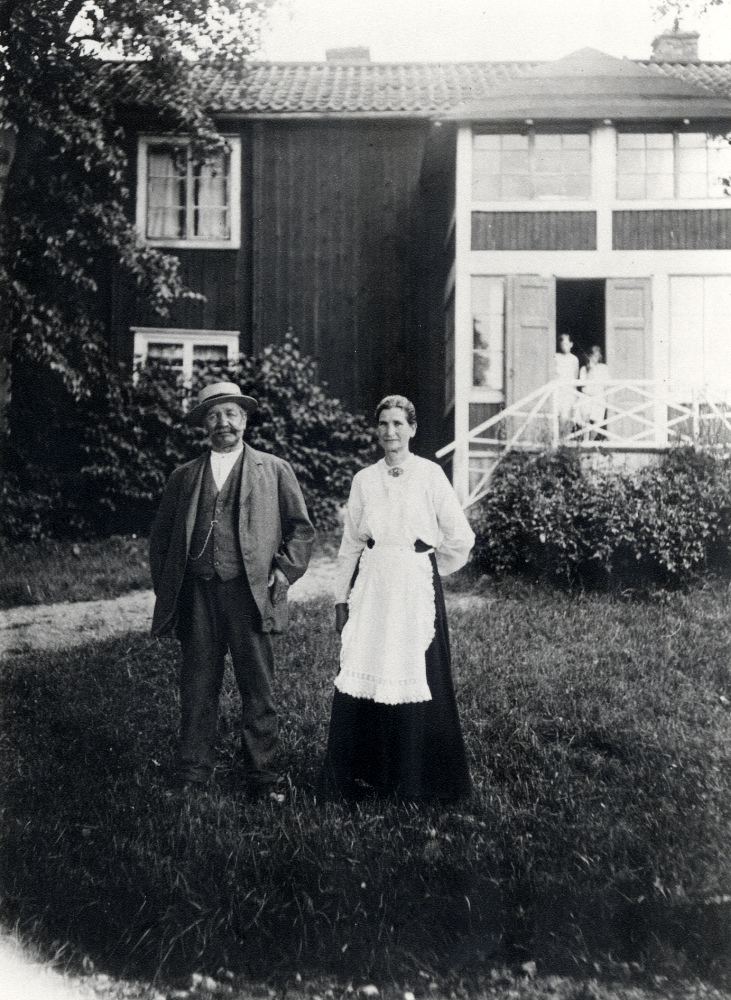 Åvasta i Frösunda.  Framför huvudbyggnaden står paret Vretfors, hyresgäster som bodde ovanpå.  I dörren står Svea och Stella  Öhman, döttrar till gårdens ägare