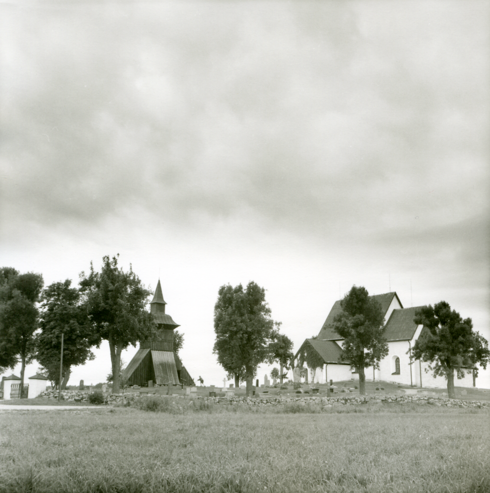 Vy med Markim kyrka. Bilder från Markim, fotografier från boken Stockholmsutflykter av Rachael Gough-Azmier & Gunilla Blomé utgiven 1996.
