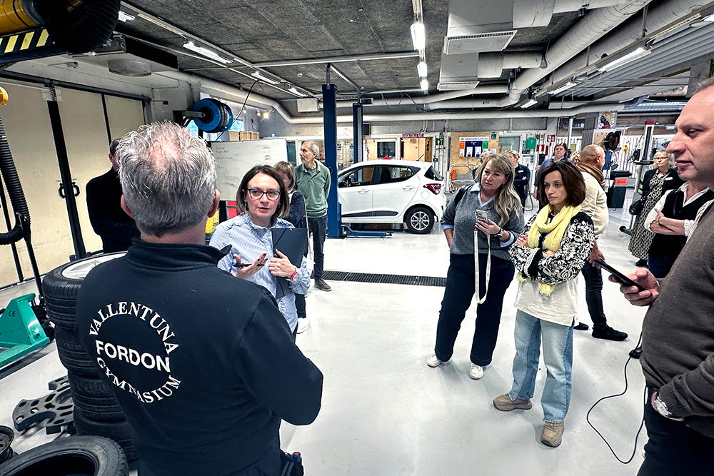 Nadiia Kuzmychova, biträdande utbildningsminister i Ukraina, besöker fordonsprogrammet på Vallentuna gymnasium.\r\n