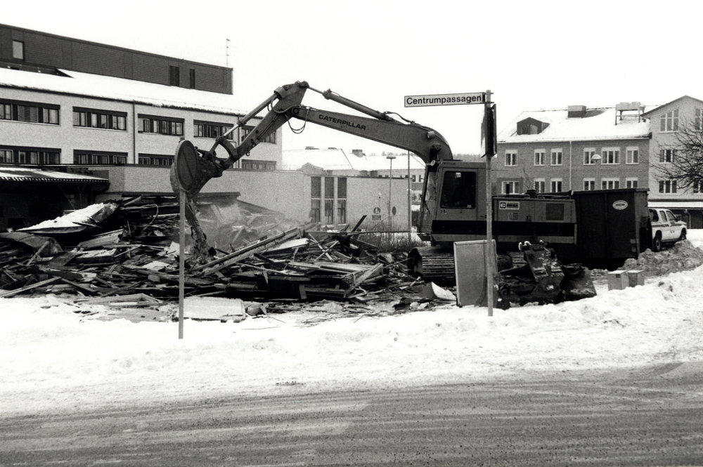 Sista tvillingsvillan rivs i Vallentuna centrum våren 1994