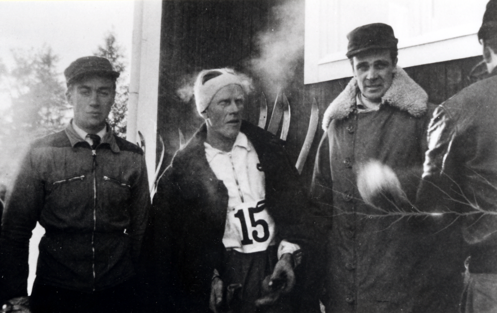 Brottby SK tar lagseger i Riala-stafetten på skidor vintern 1940-41. Fr v Karl Hultgren, Göte Sundin och Elis Hultgren