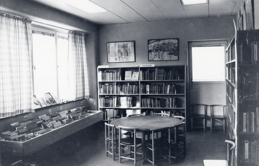 Barnavdelningen i Vallentuna bibliotek Biblioteket låg fram till oktober 1982 1 trappa upp i Konsumhuset