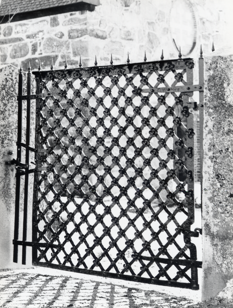 Järngrind vid ingången till Kårsta kyrkogård